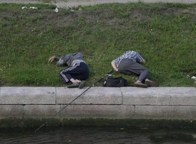 15 Tingkah aneh orang saat memancing ini bikin kamu gagal paham