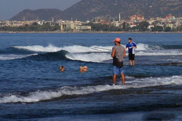 15 Tingkah aneh orang saat memancing ini bikin kamu gagal paham