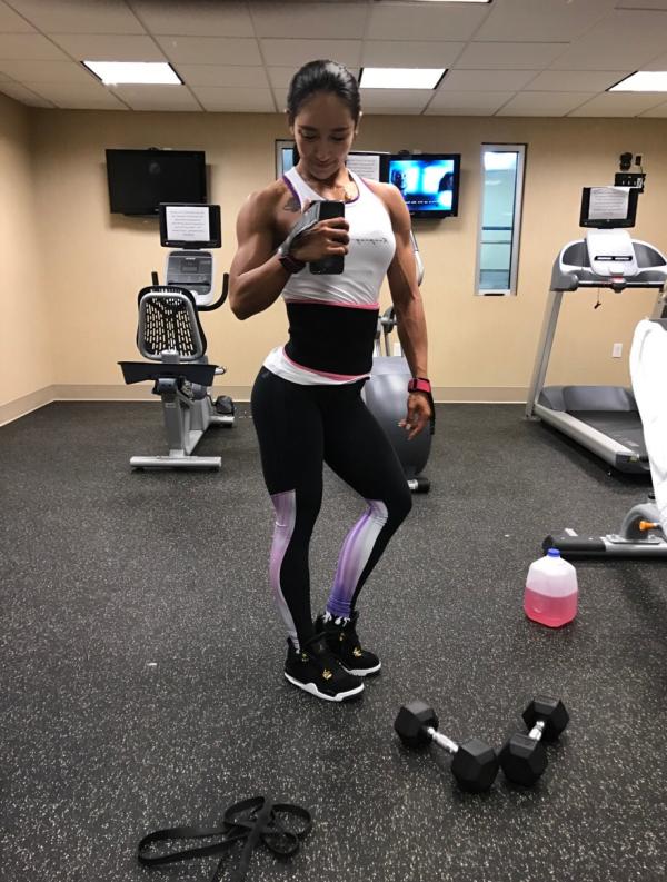 10 Foto Mou Cong, binaragawati cantik yang sudah punya prestasi dunia