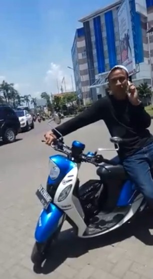 Marah ditilang karena tak pakai helm, pengendara ini maki-maki polisi