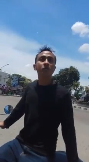 Marah ditilang karena tak pakai helm, pengendara ini maki-maki polisi