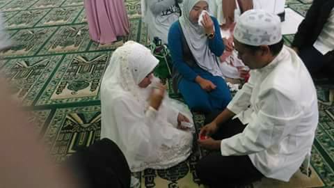 Pria ini beri mahar calon istrinya kain kafan, alasannya bikin terharu