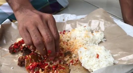 Aksi Ruben Onsu makan nasi bungkus pakai lauk seadanya ini bikin kagum