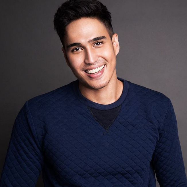 Nggak cuma ganteng, 10 selebriti ini juga jago banget memasak