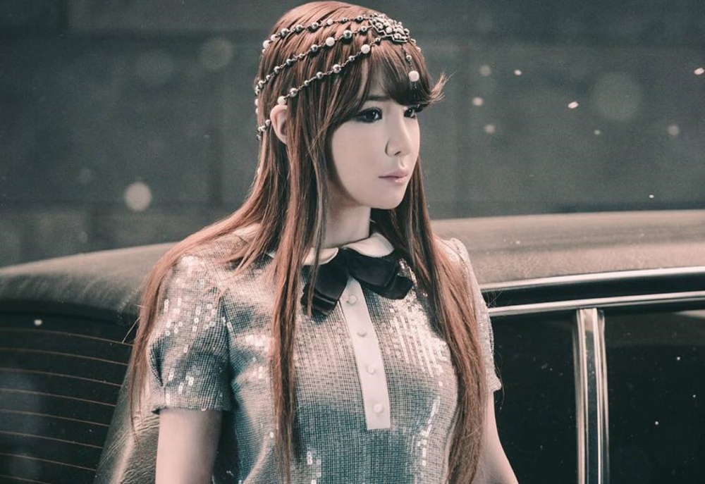 9 Transformasi Park Bom eks 2NE1, idol yang berjuluk 'plastic monster'