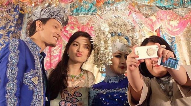 8 Pasang seleb ini buktikan cewek & cowok juga bisa jadi sahabat karib