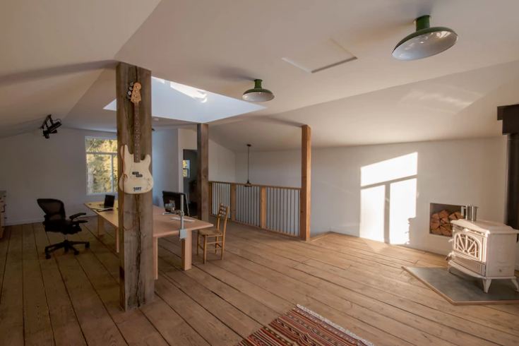 Gudang tua ini sekilas tampak tak terawat, tapi isinya bikin melongo