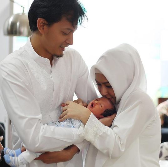 10 Potret Fedi Nuril bareng istri & bayinya, suami dambaan wanita nih