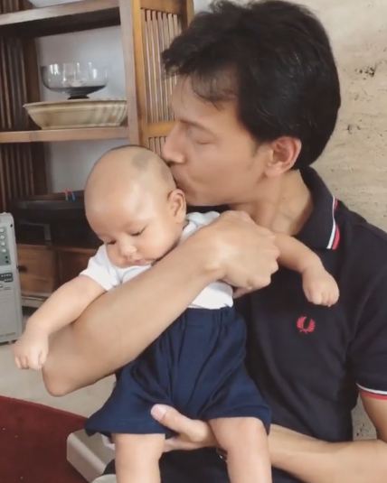 10 Potret Fedi Nuril bareng istri & bayinya, suami dambaan wanita nih