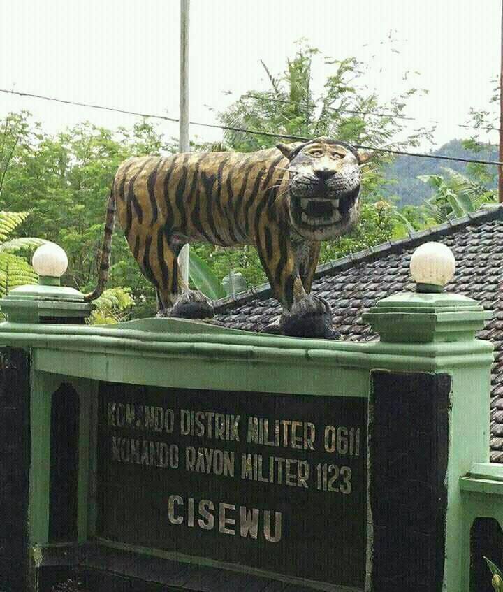 Patung harimau di markas militer ini viral di media sosial, kok bisa?