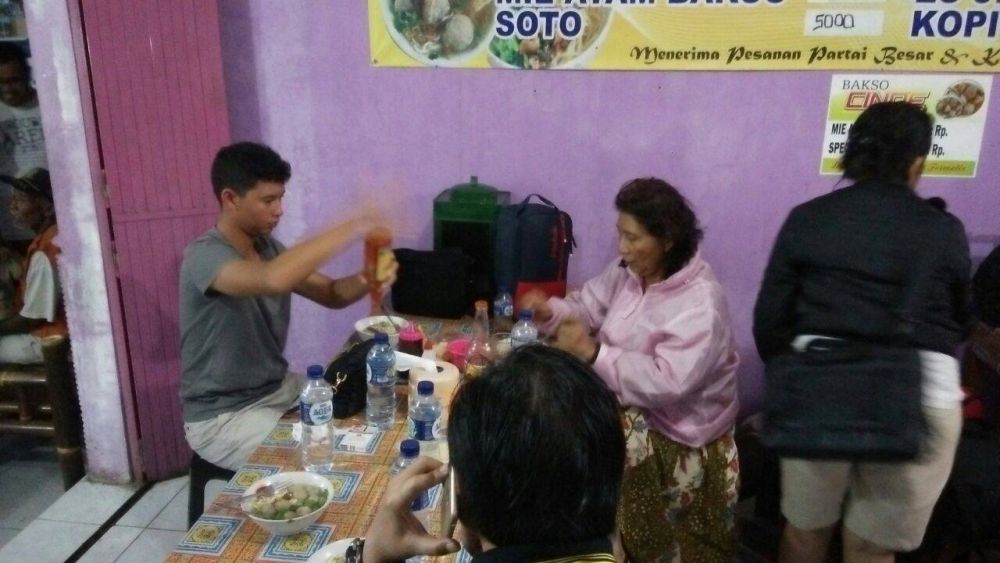 10 Gaya santai ala Menteri Susi Pudjiastuti, nyentrik & kece abis