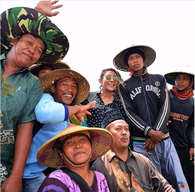 10 Gaya santai ala Menteri Susi Pudjiastuti, nyentrik & kece abis