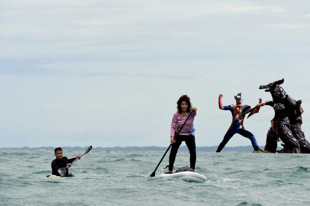 6 Foto editan kocak Bu Susi main kano di tengah laut, bikin ngakak