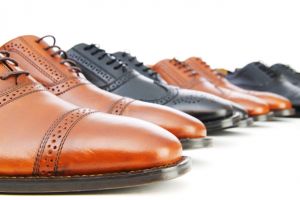 4 Inspirasi sepatu yang cocok dengan kemeja batik, tampil makin oke