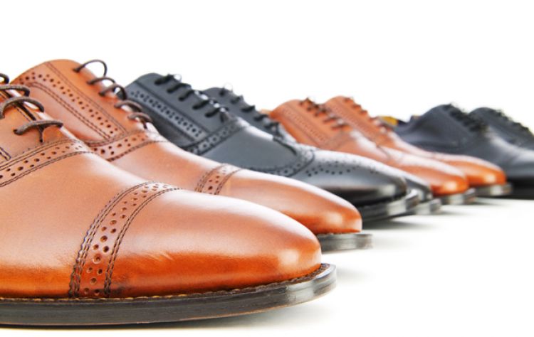 4 Inspirasi sepatu yang cocok dengan kemeja batik, tampil makin oke