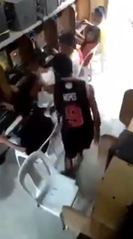 Nggak terima ditegur, orang ini bawa golok ke tempat game online