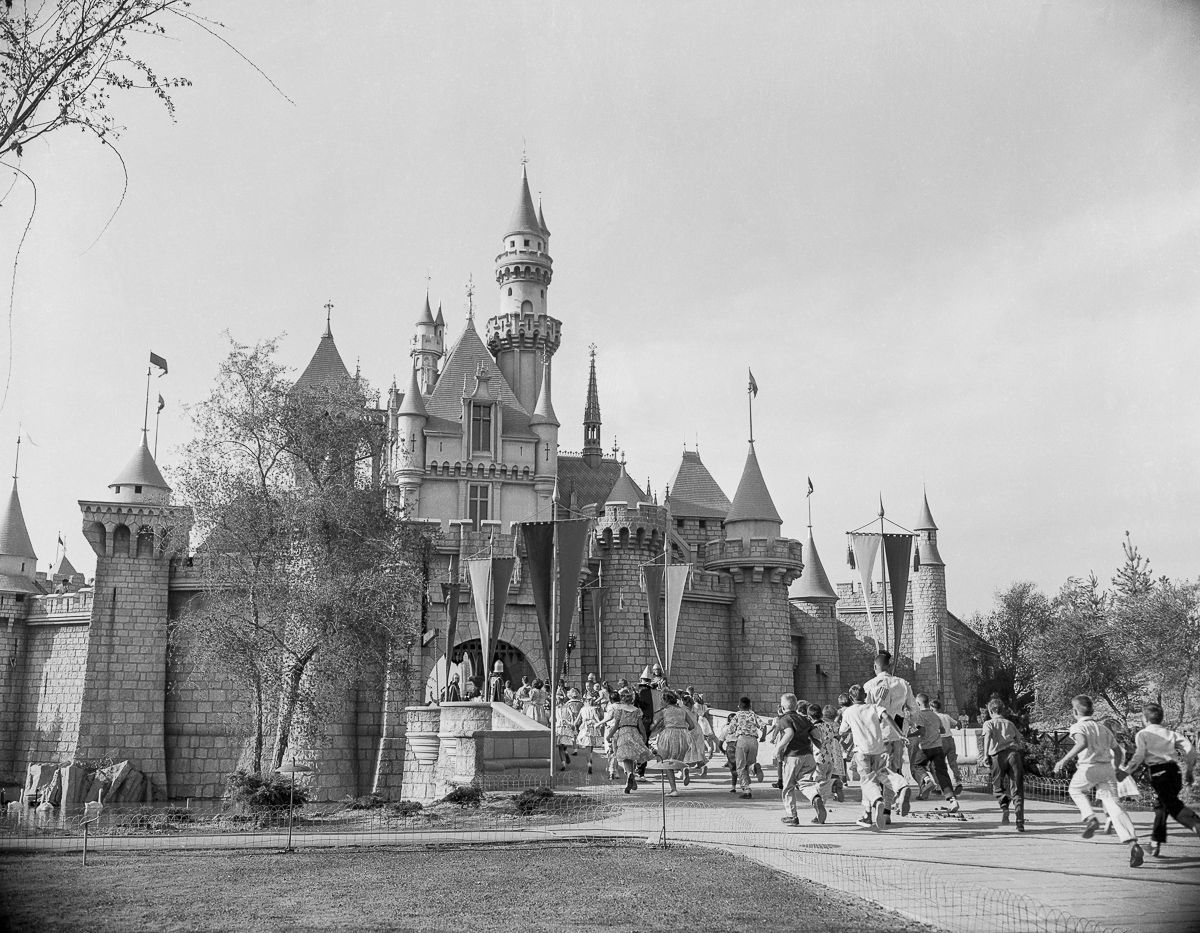 10 Foto kemeriahan pembukaan Disneyland pertama kali tahun 1955