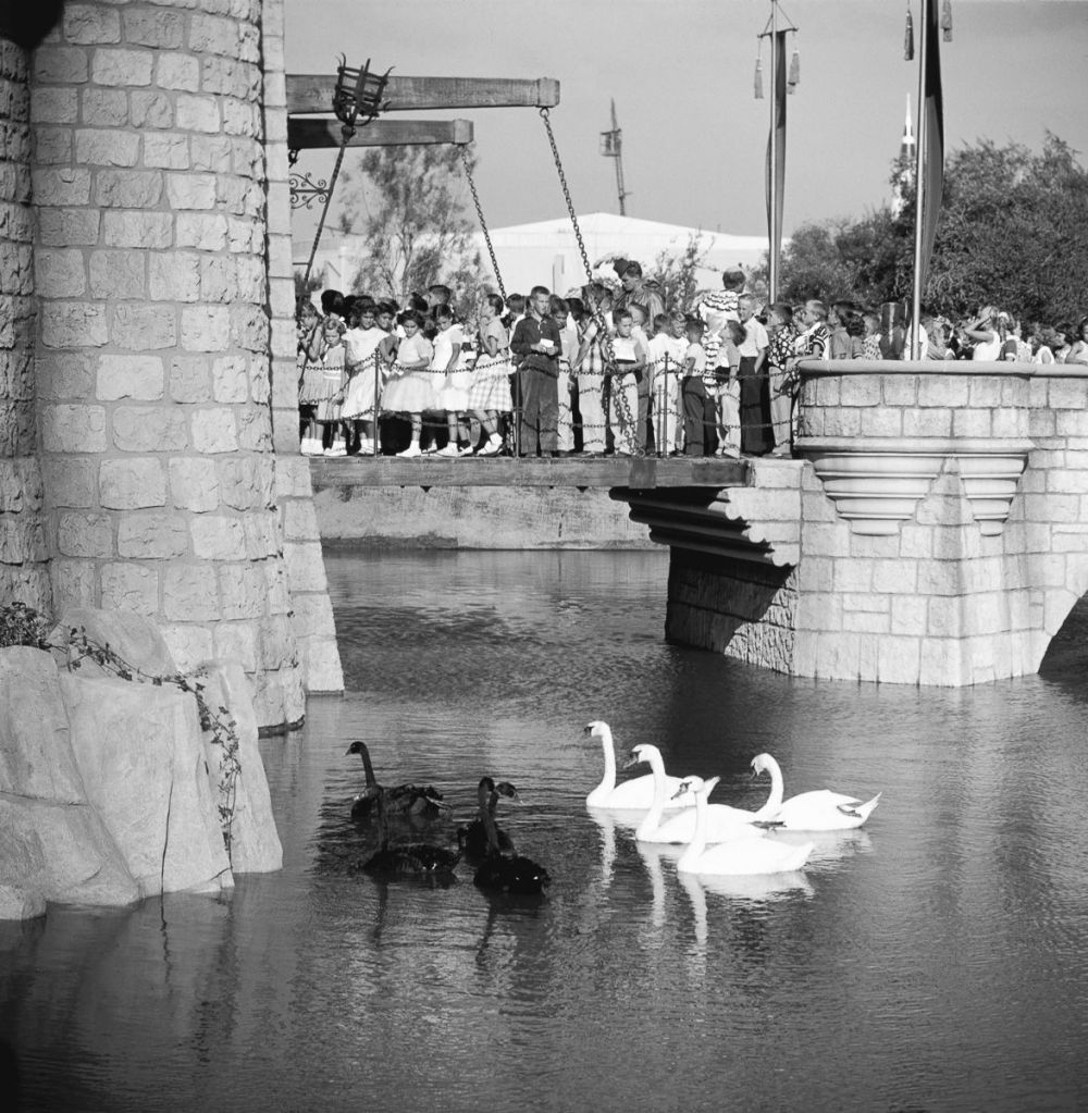 10 Foto kemeriahan pembukaan Disneyland pertama kali tahun 1955