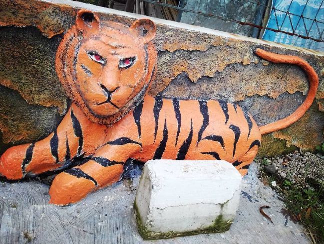 13 Patung harimau di Indonesia ini bentuknya bikin tepuk jidat