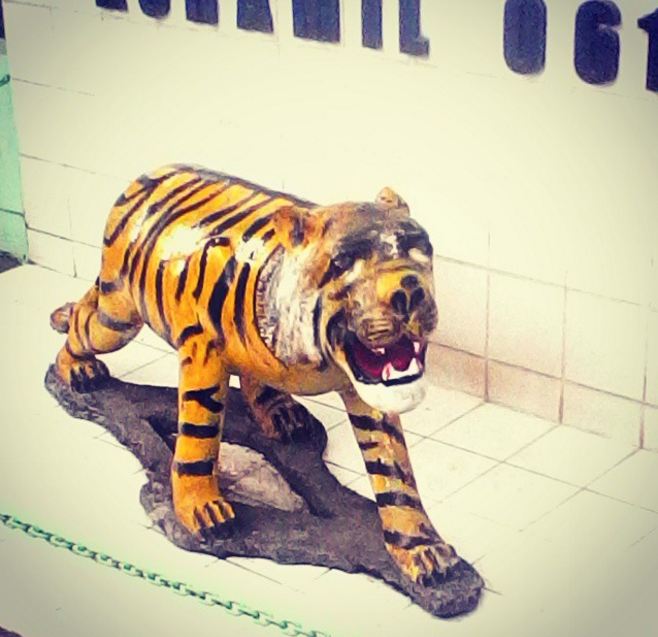 13 Patung harimau di Indonesia ini bentuknya bikin tepuk jidat