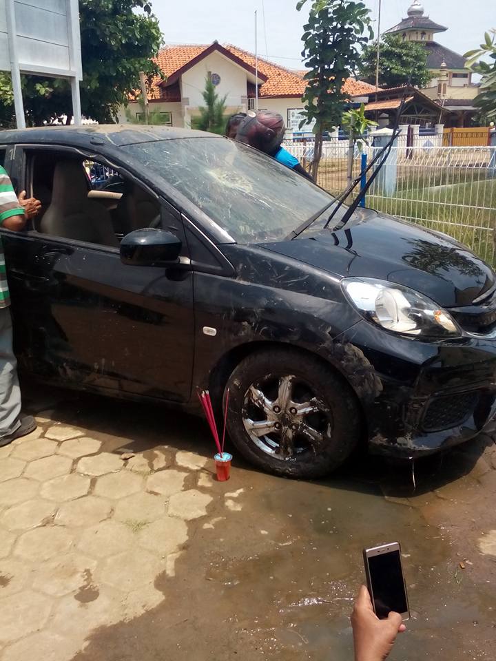 Ditaburi kembang, mobil & motor ini diceburkan ke laut untuk sesajen