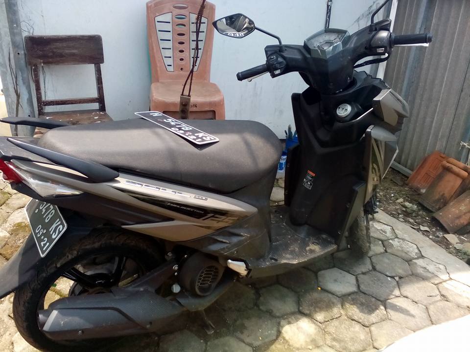 Ditaburi kembang, mobil & motor ini diceburkan ke laut untuk sesajen