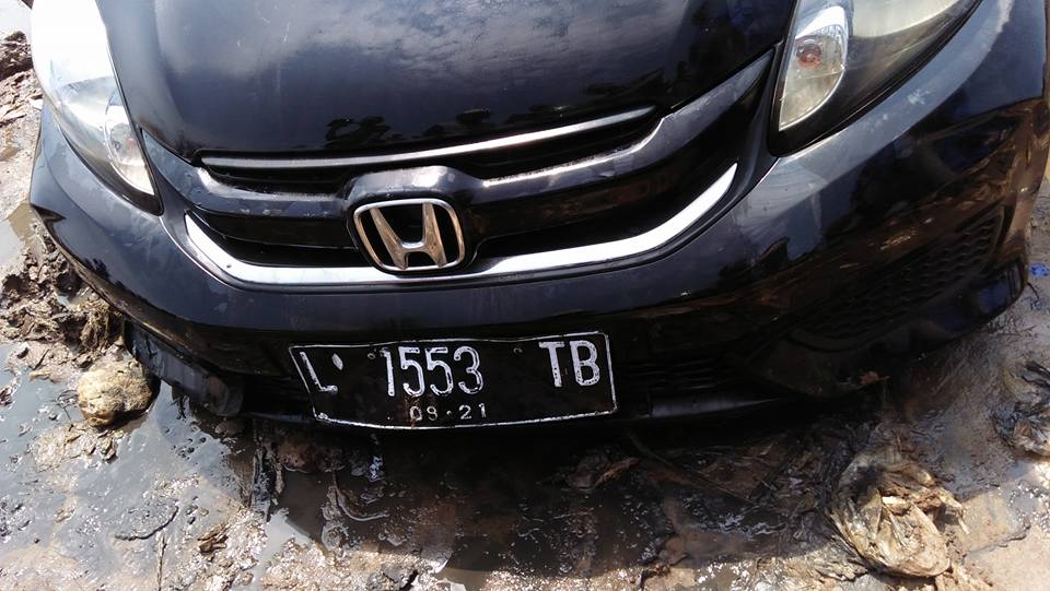 Ditaburi kembang, mobil & motor ini diceburkan ke laut untuk sesajen