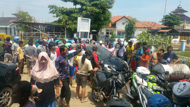 Ditaburi kembang, mobil & motor ini diceburkan ke laut untuk sesajen