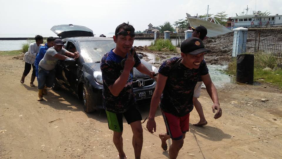 Ditaburi kembang, mobil & motor ini diceburkan ke laut untuk sesajen