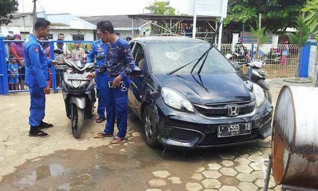 Ditaburi kembang, mobil & motor ini diceburkan ke laut untuk sesajen