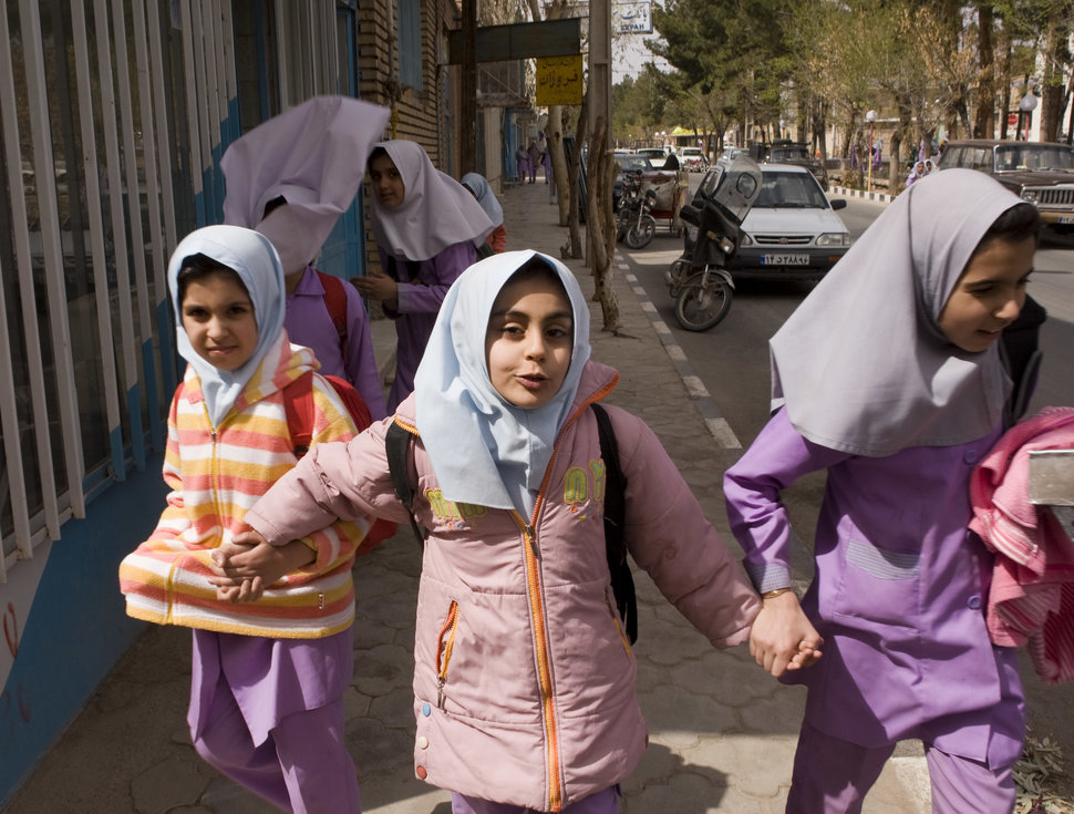 20 Foto perjuangan anak perempuan bersekolah, bikin takjub juga miris