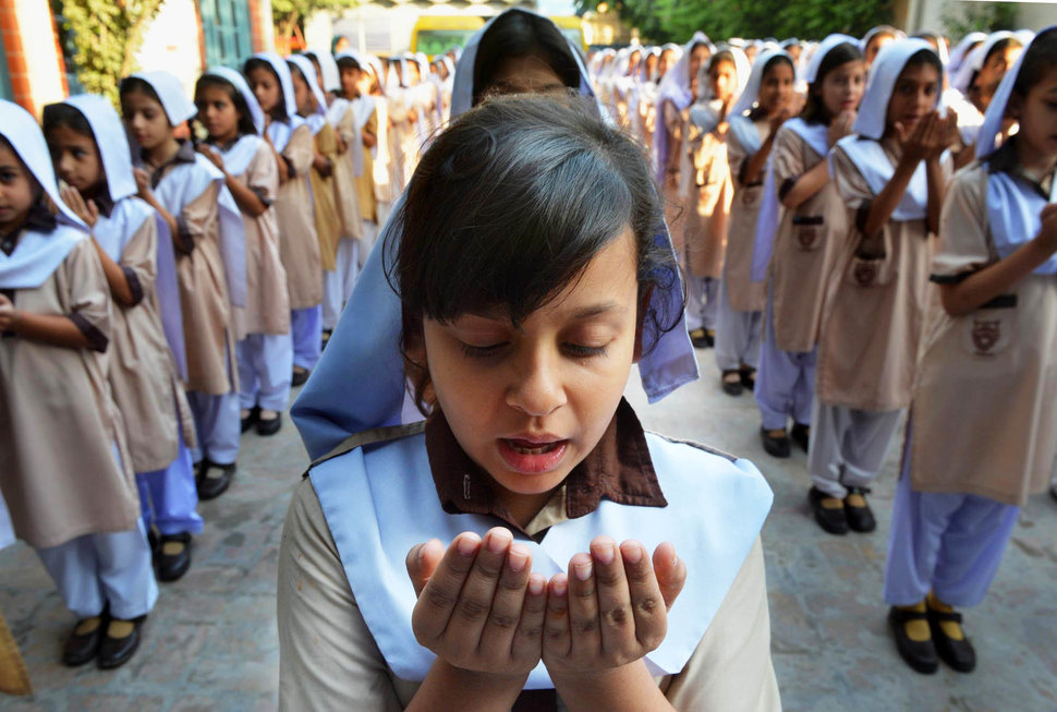 20 Foto perjuangan anak perempuan bersekolah, bikin takjub juga miris