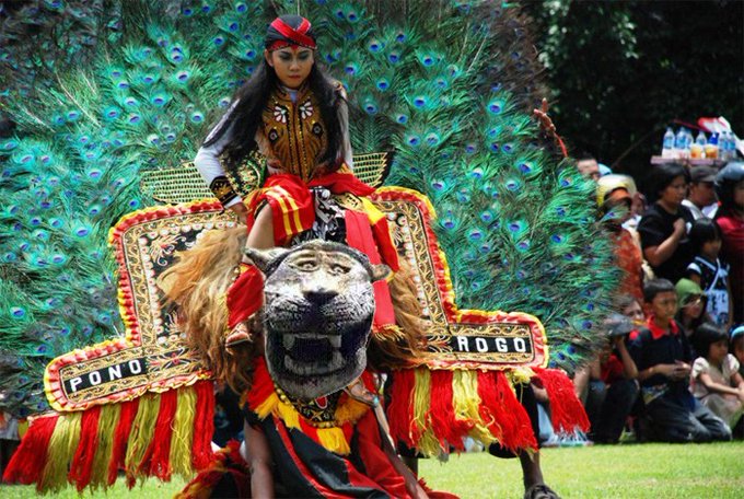 Patung harimau dirobohkan, 15 meme ini siap hibur kamu yang sedih