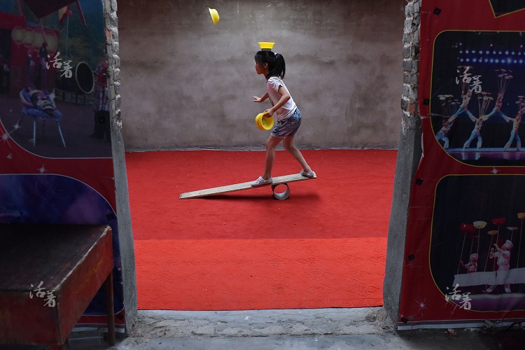 11 Potret tunjukkan kerasnya latihan pemain akrobat anak-anak, miris