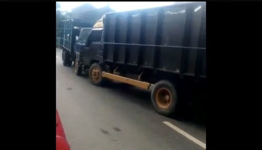  Emosi tak mau mengalah, dua sopir ini jadikan truknya 'adu banteng'