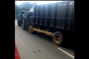  Emosi tak mau mengalah, dua sopir ini jadikan truknya 'adu banteng'