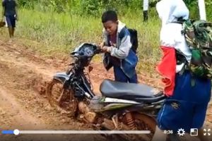 Perjuangan anak bangsa berangkat ke sekolah ini patut diacungi jempol