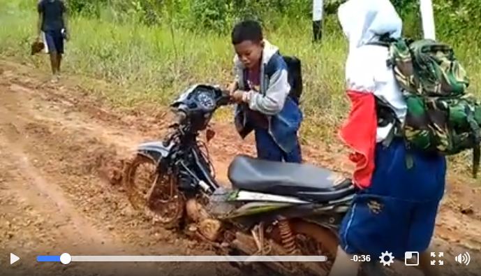 Perjuangan anak bangsa berangkat ke sekolah ini patut diacungi jempol