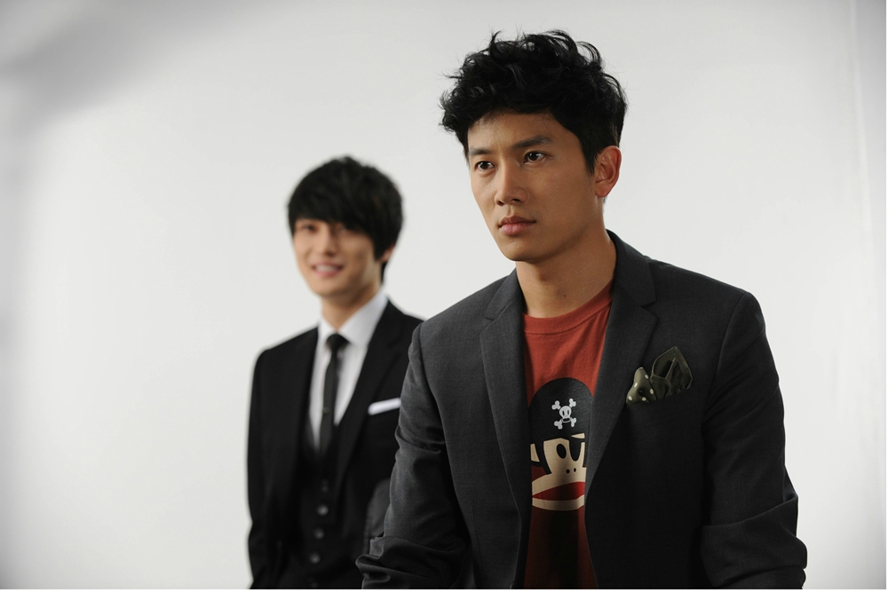 13 Foto transformasi Ji Sung, aktor K-Drama yang piawai bermain watak