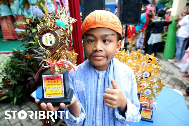 10 Seleb tajir ini nggak disangka dulu pernah hidup miskin