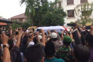 Jenazah KH Hasyim Muzadi diiringi ratusan pelayat