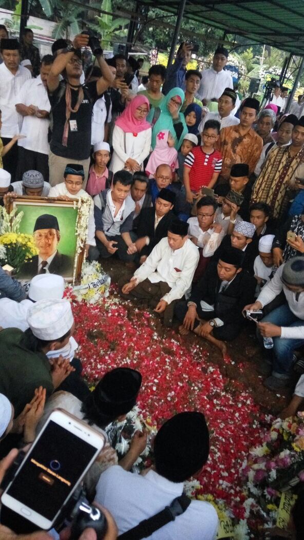 Jusuf Kalla iringi prosesi pemakaman KH Hasyim Muzadi