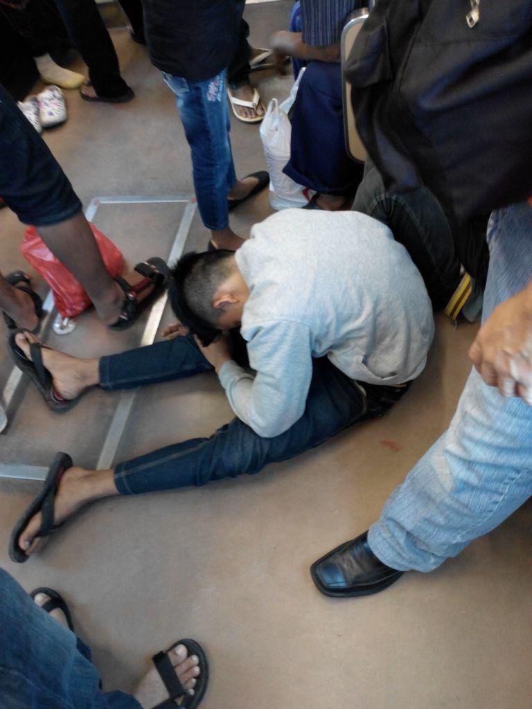 10 Foto gaya penumpang tidur di KRL, kasihan tapi juga bikin ketawa