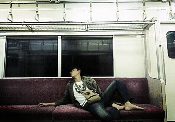 10 Foto gaya penumpang tidur di KRL, kasihan tapi juga bikin ketawa