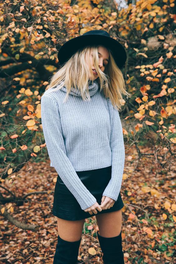 15 Inspirasi gaya cropped sweater, bikin kamu tampil makin stylish