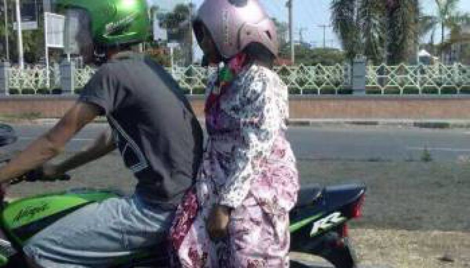 12 Foto gaya orang Indonesia pakai helm ini luar biasa uniknya, kocak 