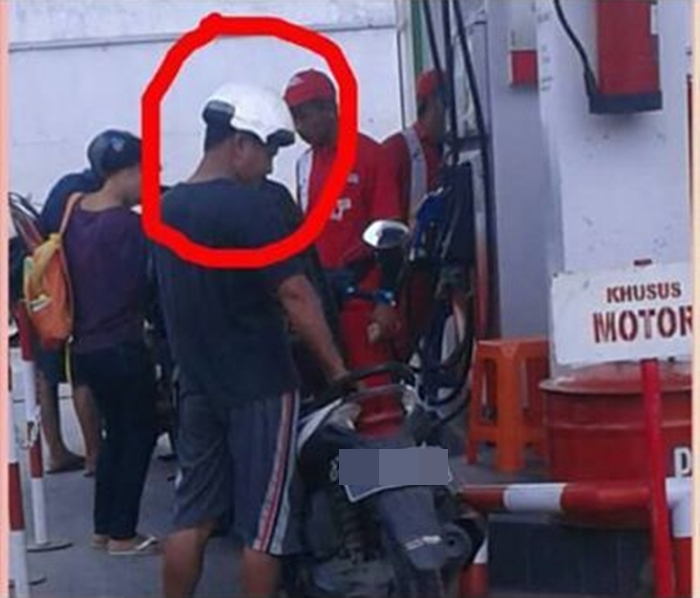 12 Foto gaya orang Indonesia pakai helm ini luar biasa uniknya, kocak 