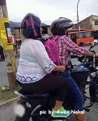 12 Foto gaya orang Indonesia pakai helm ini luar biasa uniknya, kocak 