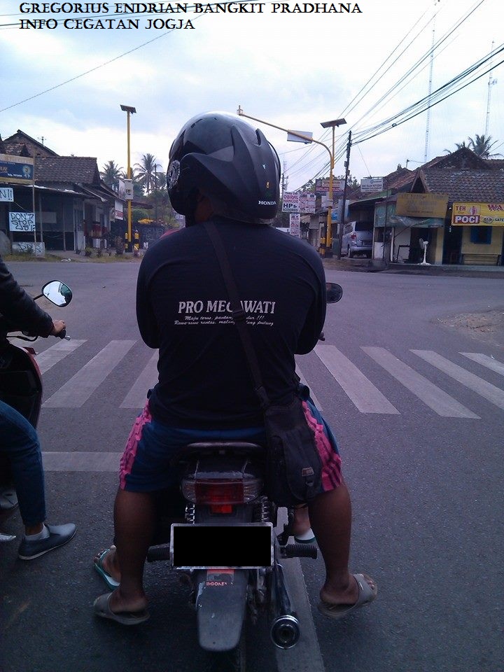 12 Foto gaya orang Indonesia pakai helm ini luar biasa uniknya, kocak 