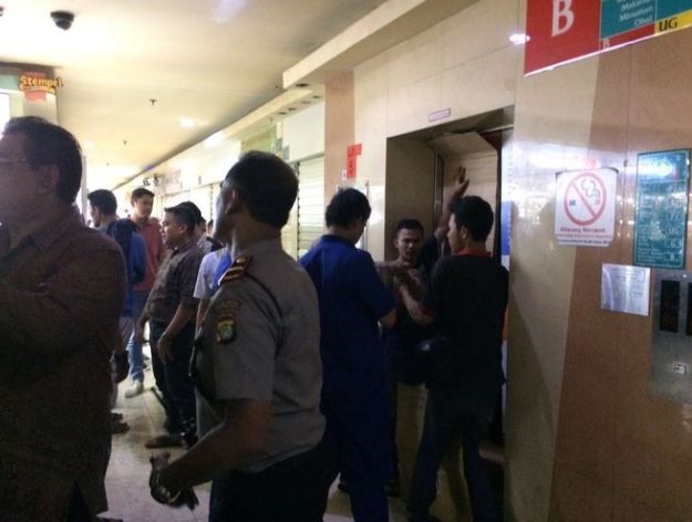 Lift penuh pengunjung di Blok M Square jatuh, banyak korban luka-luka